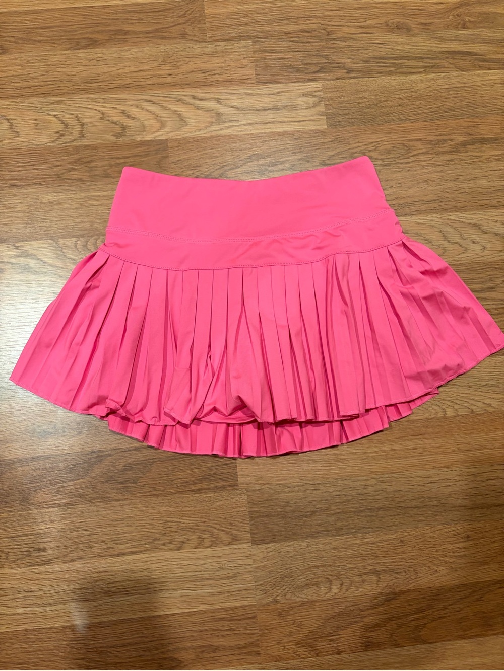 Gold Hinge Pleated Active Skirt in Vibrant Pink